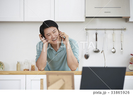 よりかかる 無線通信 上半身 33865926