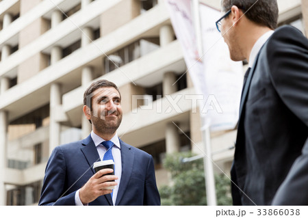 Two businessmen talking outdoors 33866038