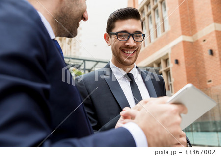 Two businessmen talking outdoors 33867002