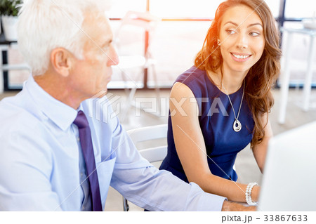 Business people having meeting 33867633