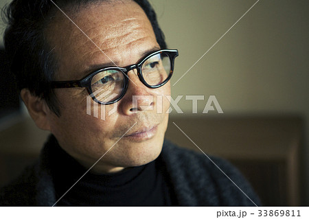 遠くを見つめる60代男性 遠くを見つめる60代男性 33869811