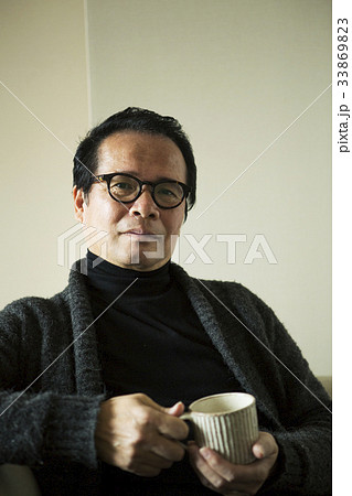 マグカップを持つ60代男性 33869823