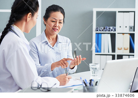 Discussing medical treatment Discussing medical treatment 33874606
