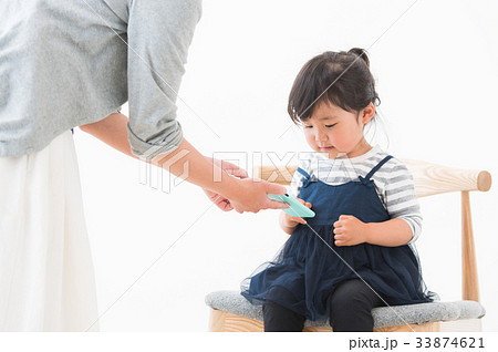 2歳の女の子 スマートフォン 2歳の女の子 スマートフォン 33874621