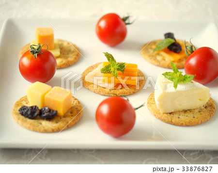 バラエティチーズのカナッペ 角プレート バラエティチーズのカナッペ 角プレート 33876827