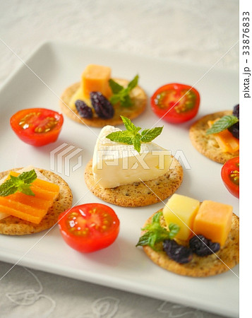 バラエティチーズのカナッペ　角プレート　（ハイアングル） 33876833