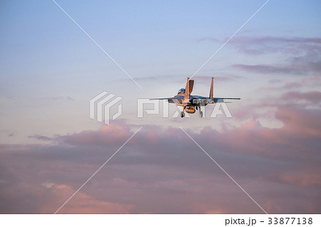 夕空を滑空する戦闘機 33877138