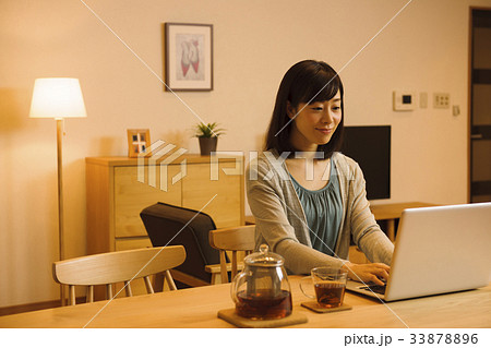 女性　若い女性　パソコン　夜 33878896