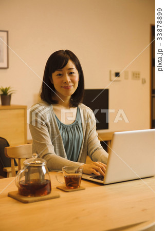 女性 若い女性 パソコン 夜 女性 若い女性 パソコン 夜 33878899