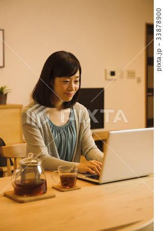 女性　若い女性　パソコン　夜 33878900