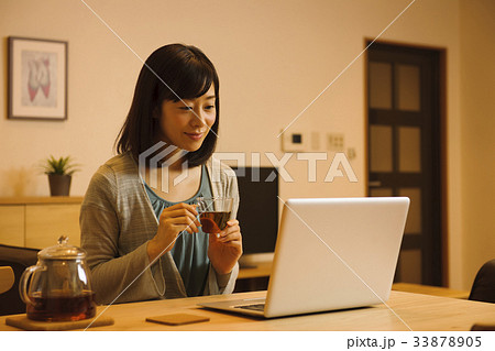 女性　若い女性　パソコン　夜 33878905