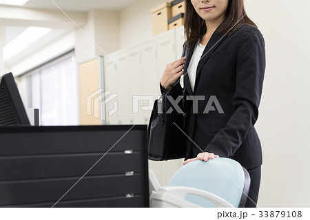外出準備をする女性社員 33879108