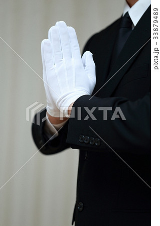葬儀 (ブラックフォーマル お通夜 告別式 スーツ スタッフ コピースペース ボディパーツ 顔なし) 葬儀 (ブラックフォーマル お通夜 告別式 スーツ スタッフ コピースペース ボディパーツ 顔なし) 33879489