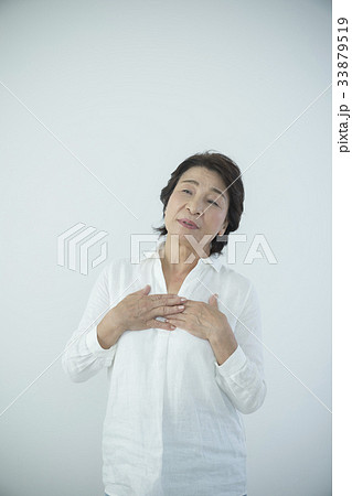 シニア 女性 心臓発作 心筋梗塞 イメージ シニア 女性 心臓発作 心筋梗塞 イメージ 33879519