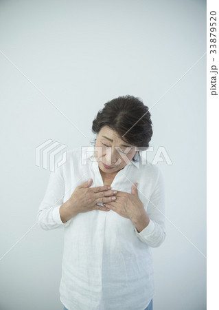 シニア　女性　心臓発作　心筋梗塞　イメージ 33879520