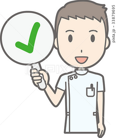 白衣を着た男性看護師がチェックマークの札を持っているイラスト 33879695