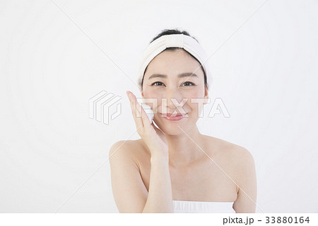 洗顔　女性　美容　ビューティー　イメージ 33880164