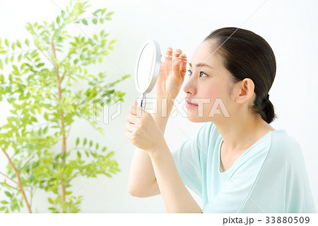 まゆ毛を抜く女性 33880509