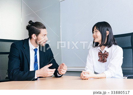 外国人教師と生徒 33880517