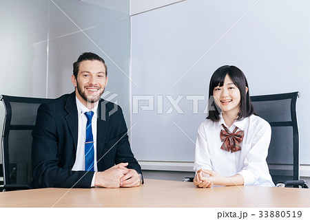 外国人教師と生徒達 外国人教師と生徒達 33880519