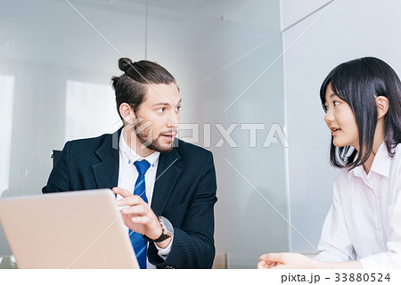 外国人男性と話す女性 33880524