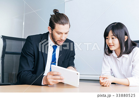 外国人男性と話す女性 33880525