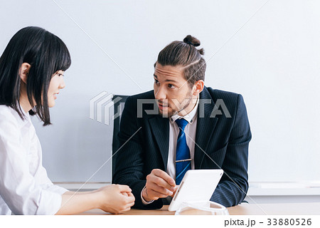 外国人男性と話す女性 33880526