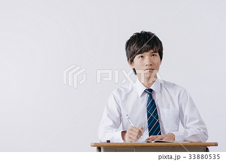 勉強する男子生徒 33880535