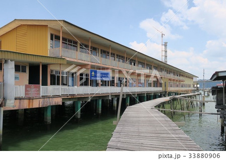 世界最大ブルネイの水上家屋　水上の学校 33880906