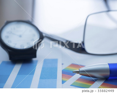 ビジネスイメージ・グラフ・時計・メガネ ビジネスイメージ・グラフ・時計・メガネ 33882449
