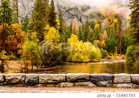 Yosemite National Park Valley  33885703