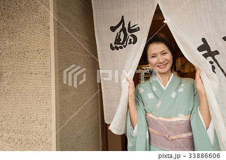 着物 寿司屋 のれん 女将さん 飲食店 イメージ 着物 寿司屋 のれん 女将さん 飲食店 イメージ 33886606