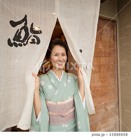 着物 寿司屋 のれん 女将さん 飲食店 イメージの写真素材