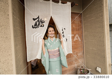 着物 寿司屋 のれん 女将さん 飲食店 イメージ 33886610