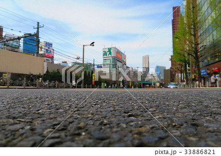 新宿通りのローアングルの風景の写真素材 3361