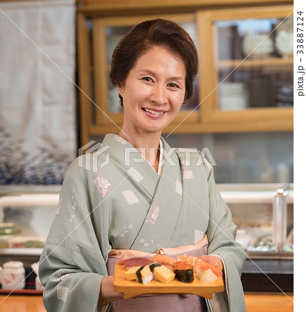 寿司屋 女将さん 飲食店 おもてなし イメージの写真素材