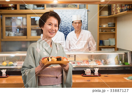 寿司屋 女将さん 料理人 飲食店 イメージの写真素材