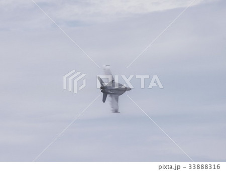 主翼上に水蒸気を発生させて急旋回する米海軍の空母艦載機F/A-18Eスーパーホーネット戦闘攻撃機 33888316