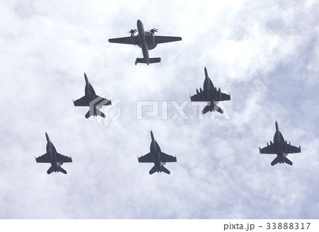 アメリカ海軍の航空母艦に搭載されている艦載機の編隊飛行 33888317