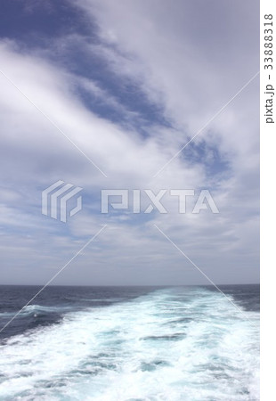 美しい雲が浮かぶ太平洋上を進む船の航跡 美しい雲が浮かぶ太平洋上を進む船の航跡 33888318