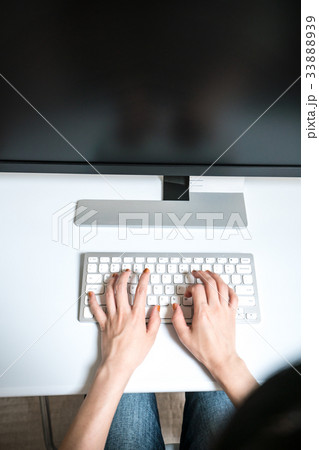 タイピングするビジネスウーマン 33888939