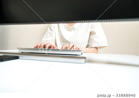タイピングするビジネスウーマン 33888940