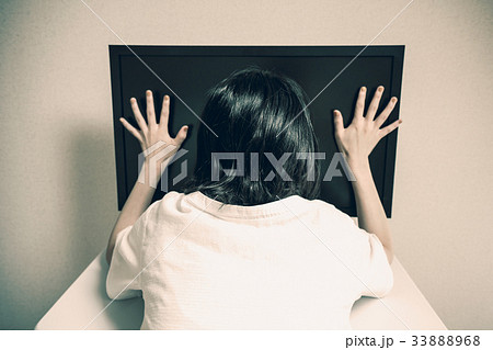 ディスプレイと向き合う女性 33888968