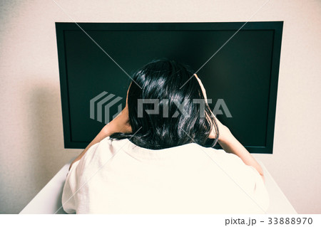 ディスプレイと向き合う女性 33888970