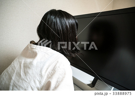 ディスプレイと向き合う女性 33888975
