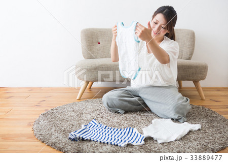 ベビー服を見る妊婦さん 33889477