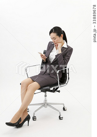 オフィスチェアに座るビジネスウーマン　白バック　全身 33889678