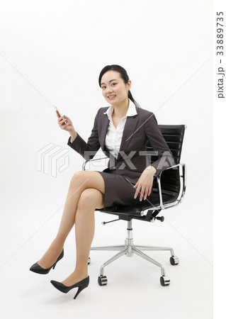 オフィスチェアに座るビジネスウーマン　白バック　全身 33889735