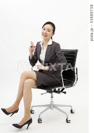 オフィスチェアに座るビジネスウーマン　白バック　全身 33889738