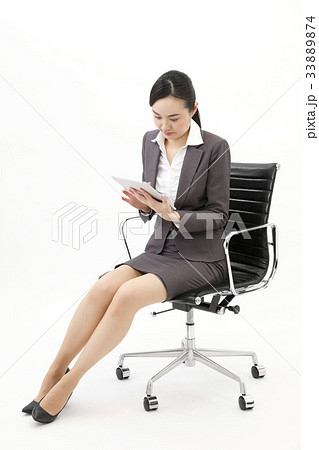 オフィスチェアに座るビジネスウーマン 33889874